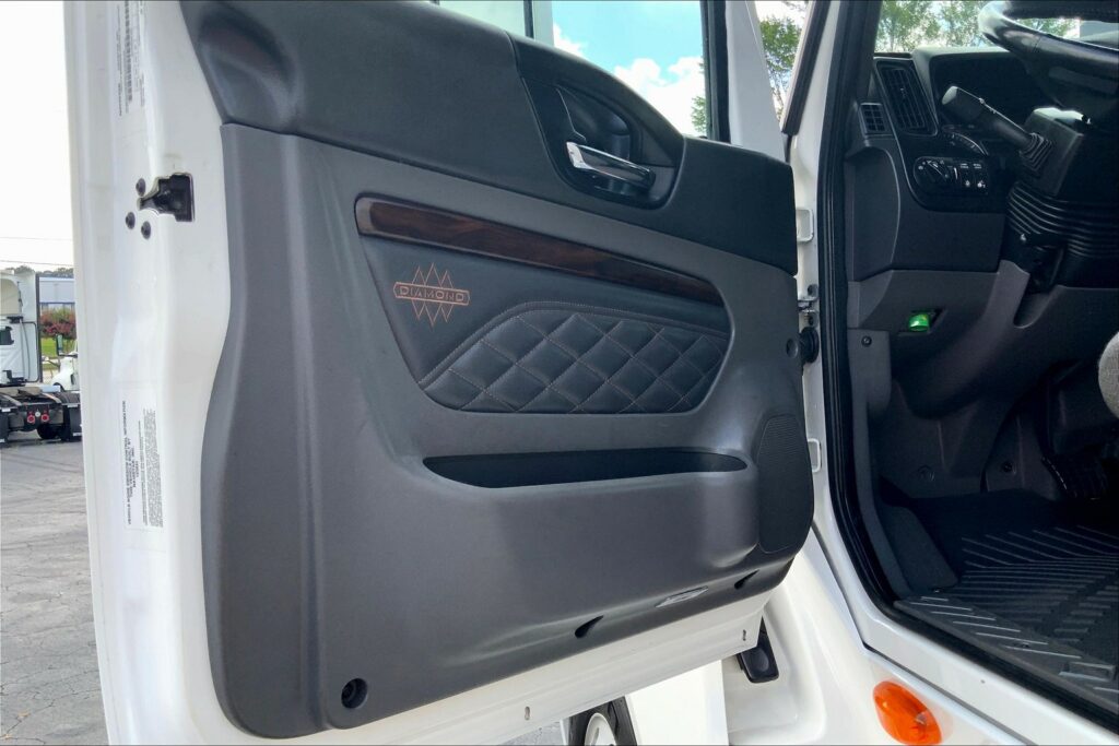 2024 CUM LT625 6X4 Sleeper