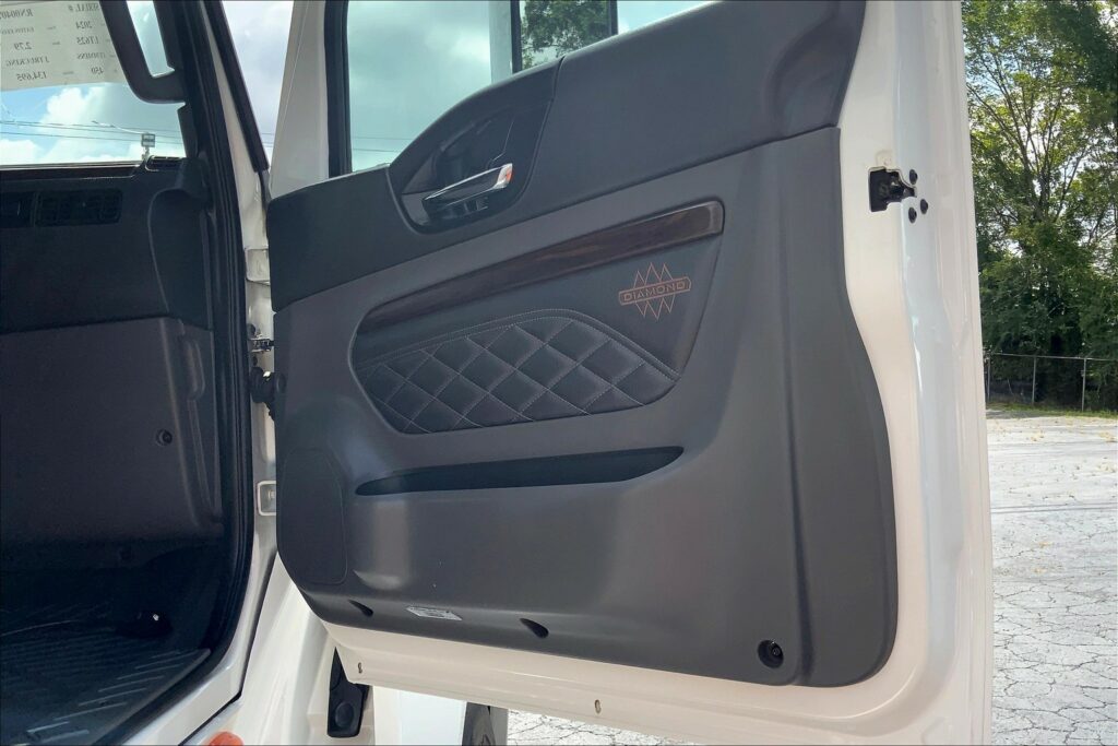 2024 CUM LT625 6X4 Sleeper