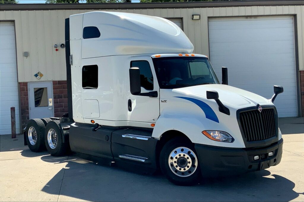 2021 CUM LT625 6×4 Sleeper