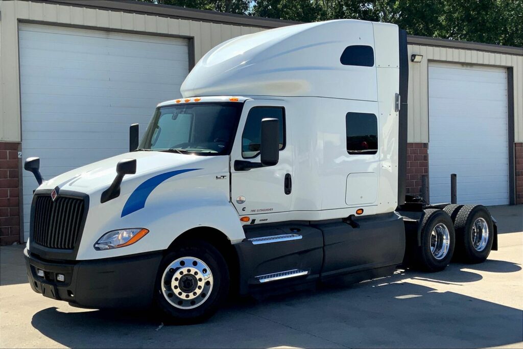 2021 CUM LT625 6×4 Sleeper