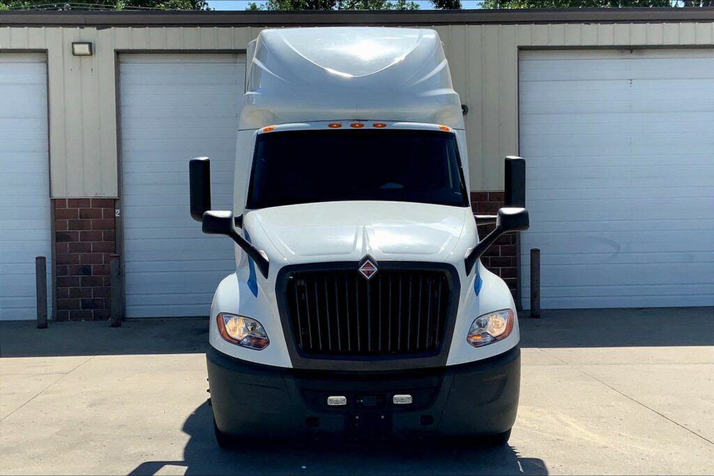 2021 CUM LT625 6×4 Sleeper