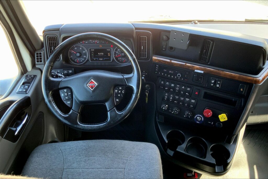 2021 CUM LT625 6×4 Sleeper