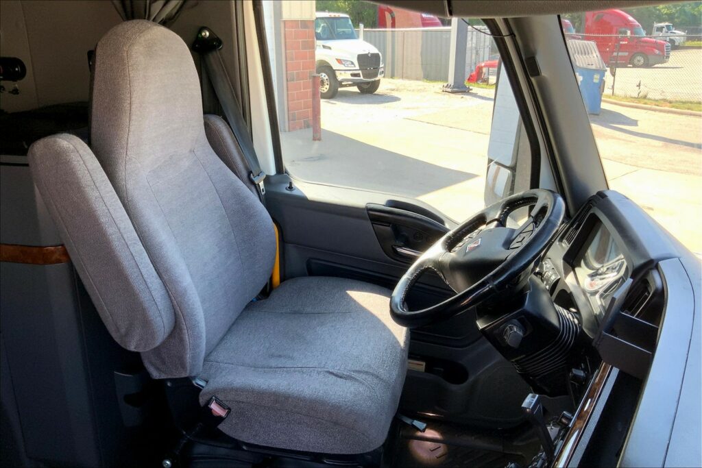 2021 CUM LT625 6×4 Sleeper