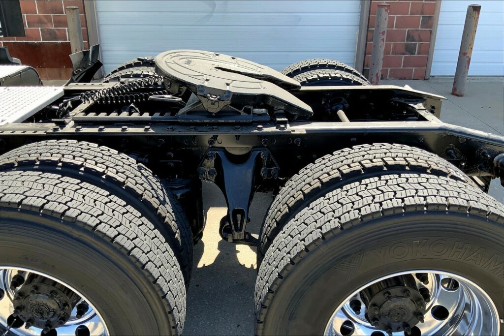 2021 CUM LT625 6×4 Sleeper