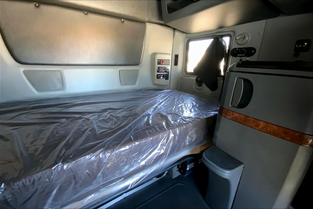 2021 CUM LT625 6×4 Sleeper