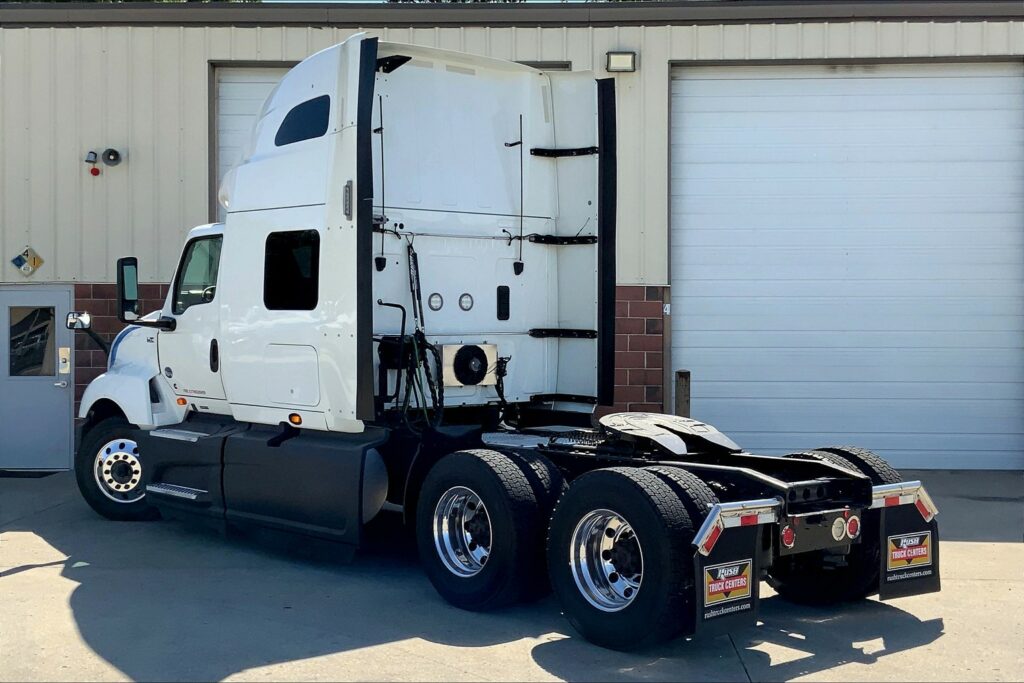 2021 CUM LT625 6×4 Sleeper