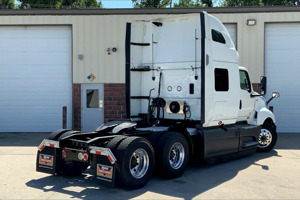 2021 CUM LT625 6×4 Sleeper
