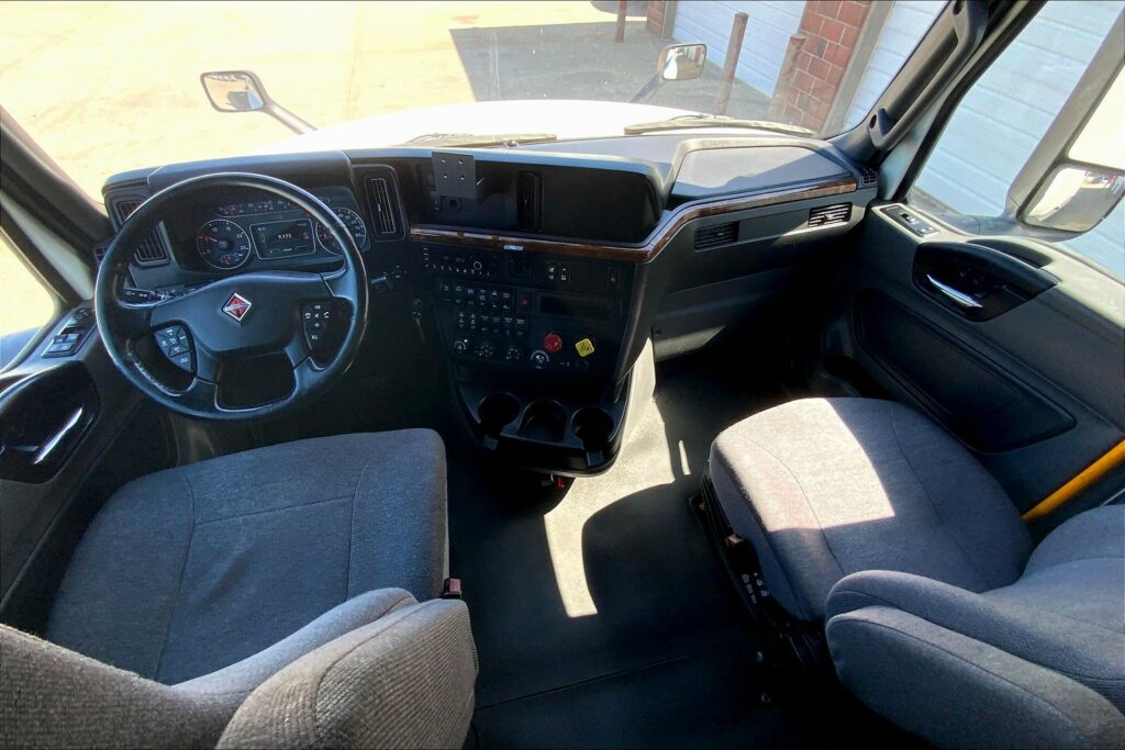 2021 CUM LT625 6×4 Sleeper