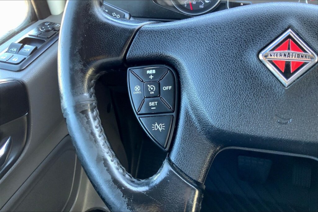 2021 CUM LT625 6×4 Sleeper