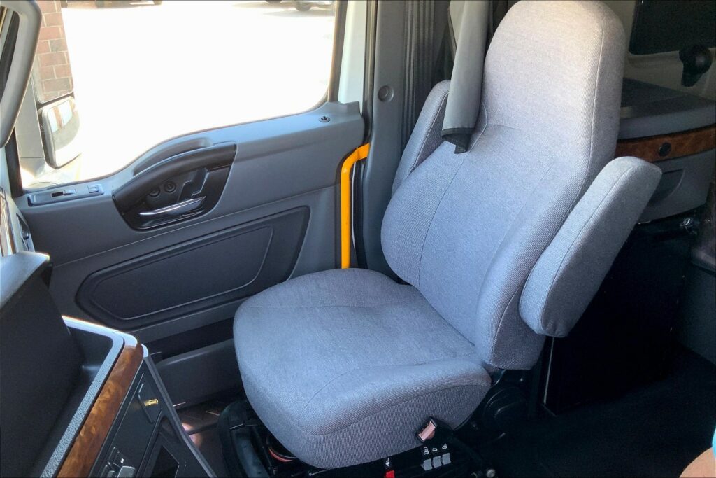 2021 CUM LT625 6×4 Sleeper