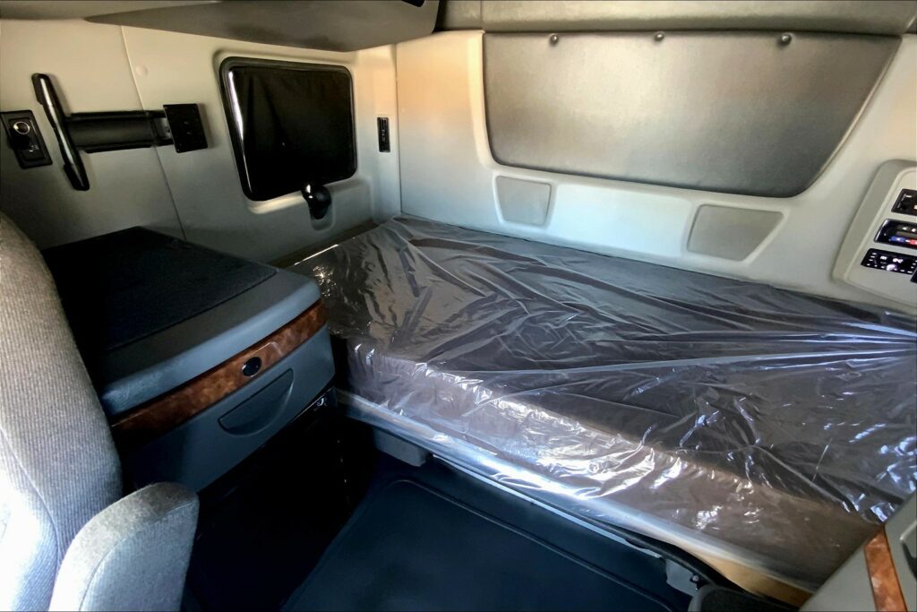 2021 CUM LT625 6×4 Sleeper