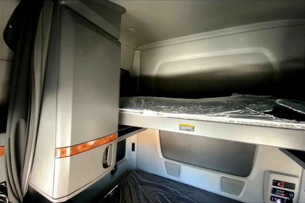 2021 CUM LT625 6×4 Sleeper