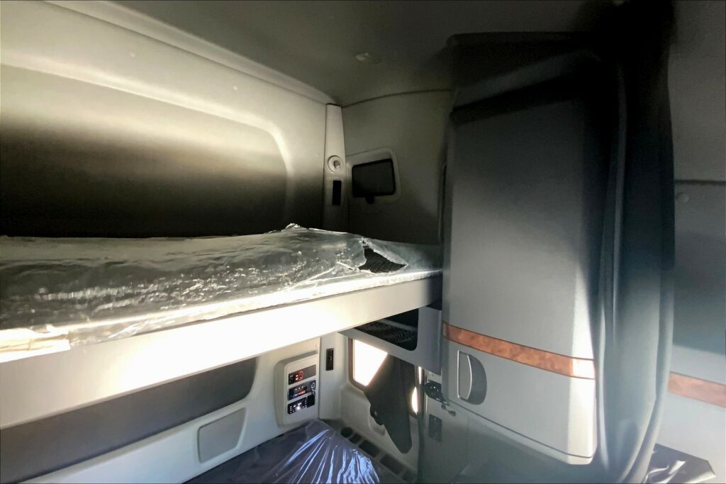 2021 CUM LT625 6×4 Sleeper