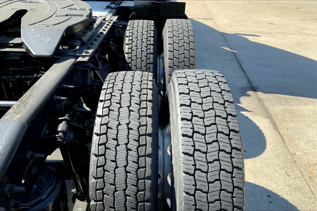 2021 CUM LT625 6×4 Sleeper