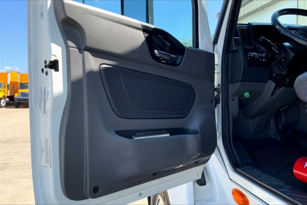 2021 CUM LT625 6×4 Sleeper