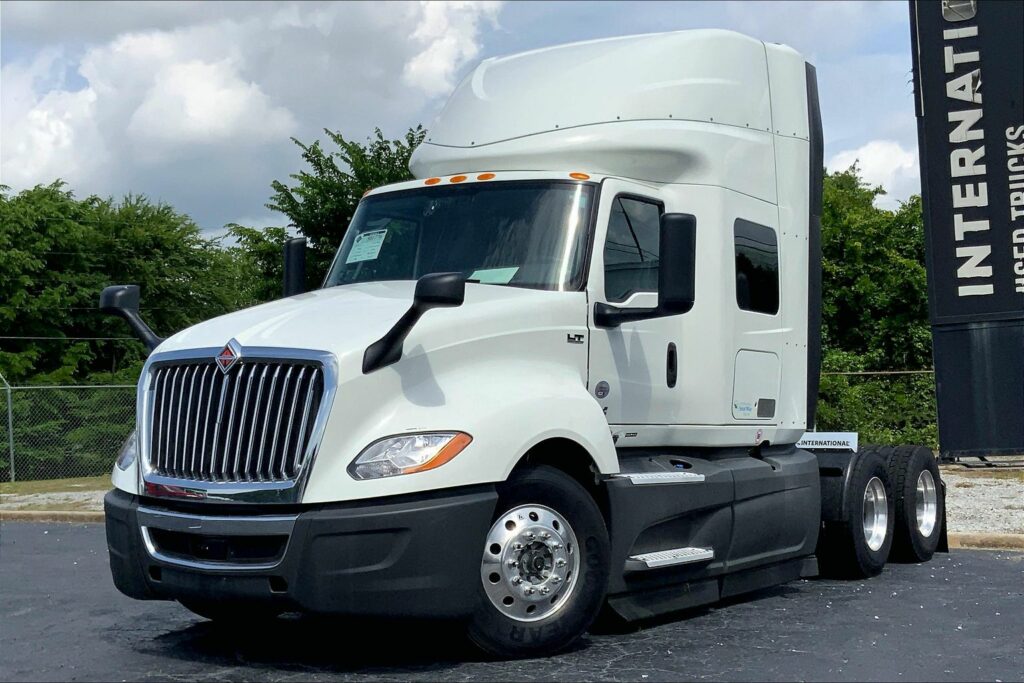 2022 CUM LT625 6×4 Sleeper