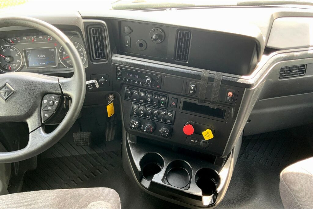 2022 CUM LT625 6×4 Sleeper