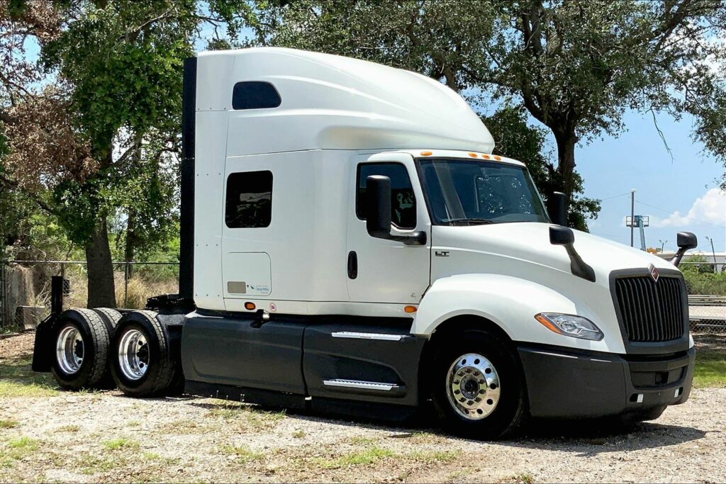 2022 CUM LT625 6×4 Sleeper