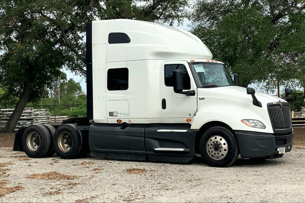 2022 CUM LT625 6×4 Sleeper