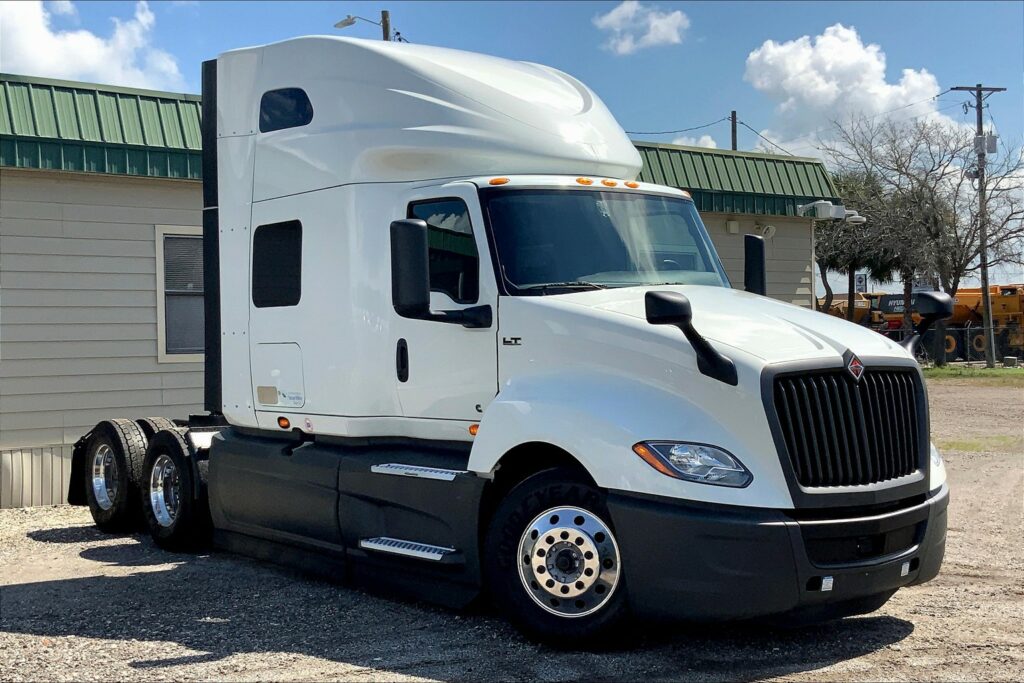 2022 CUM LT625 6×4 Sleeper