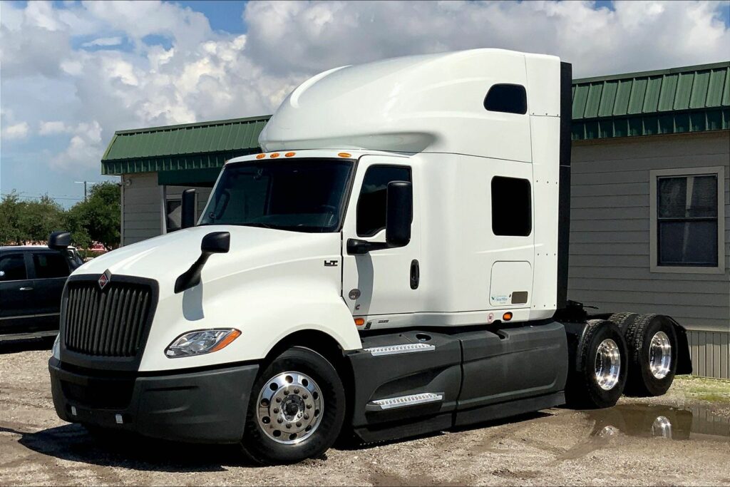 2022 CUM LT625 6×4 Sleeper