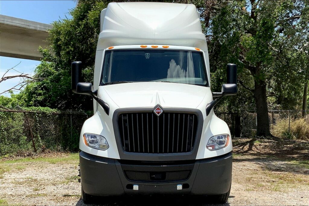 2022 CUM LT625 6×4 Sleeper