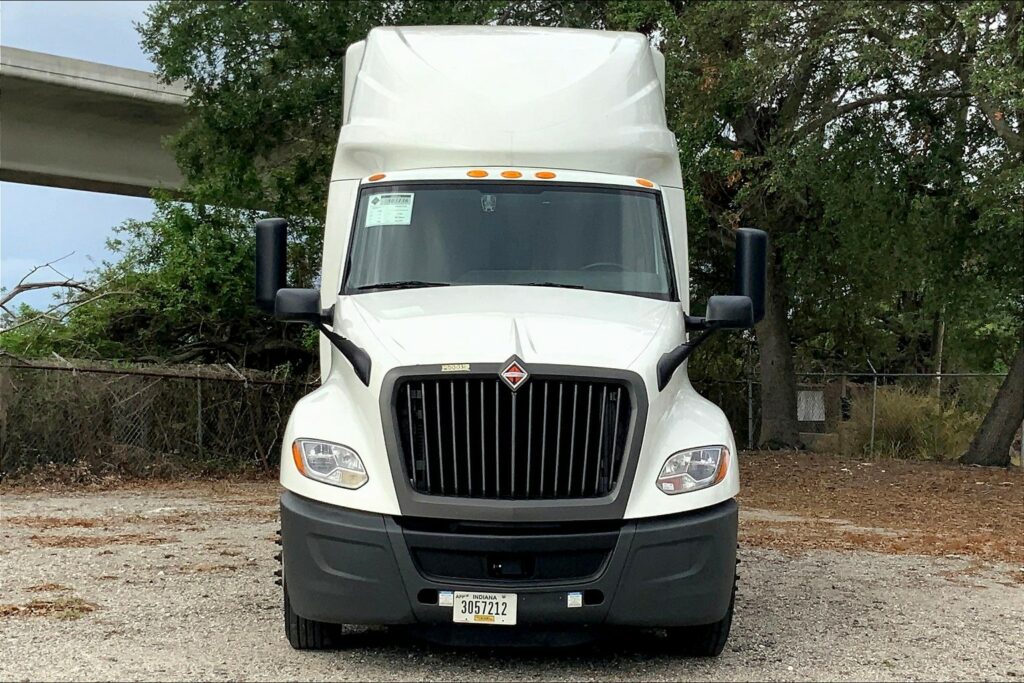 2022 CUM LT625 6×4 Sleeper