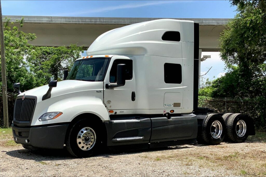 2022 CUM LT625 6×4 Sleeper