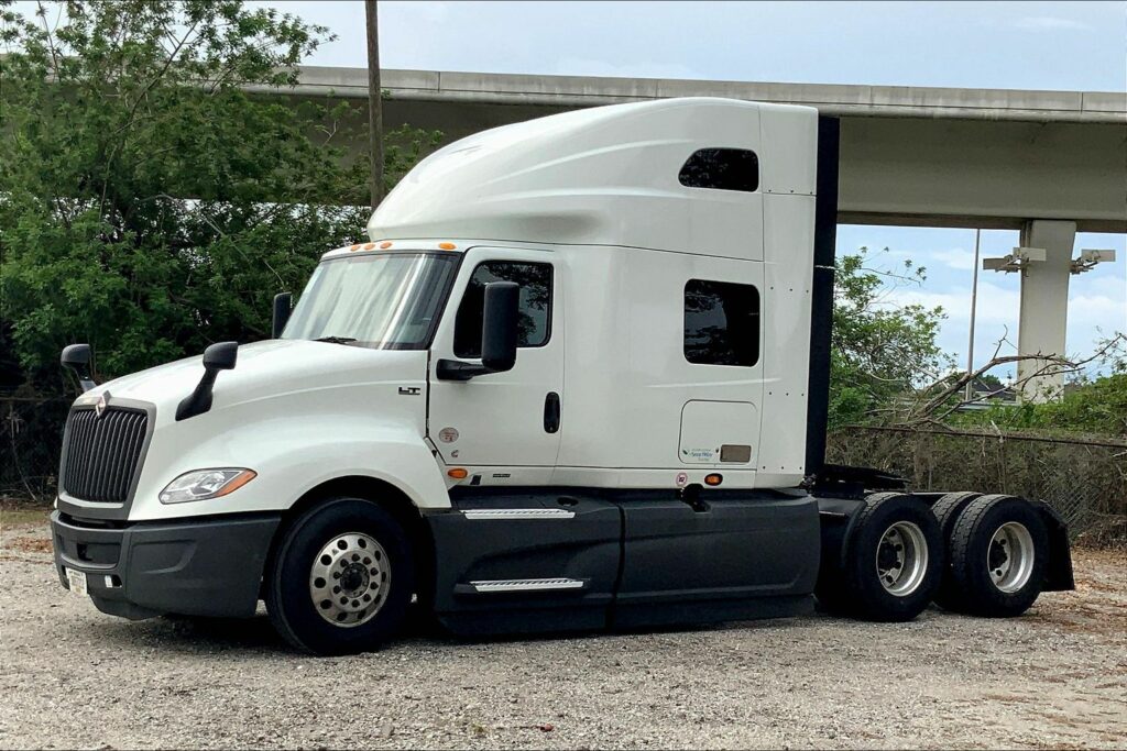 2022 CUM LT625 6×4 Sleeper