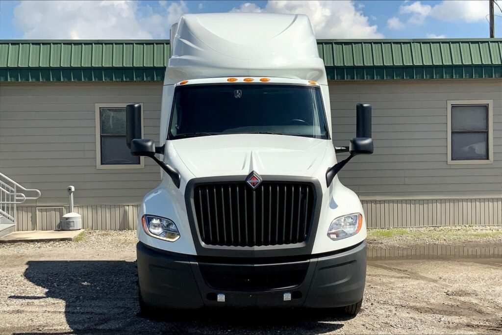 2022 CUM LT625 6×4 Sleeper