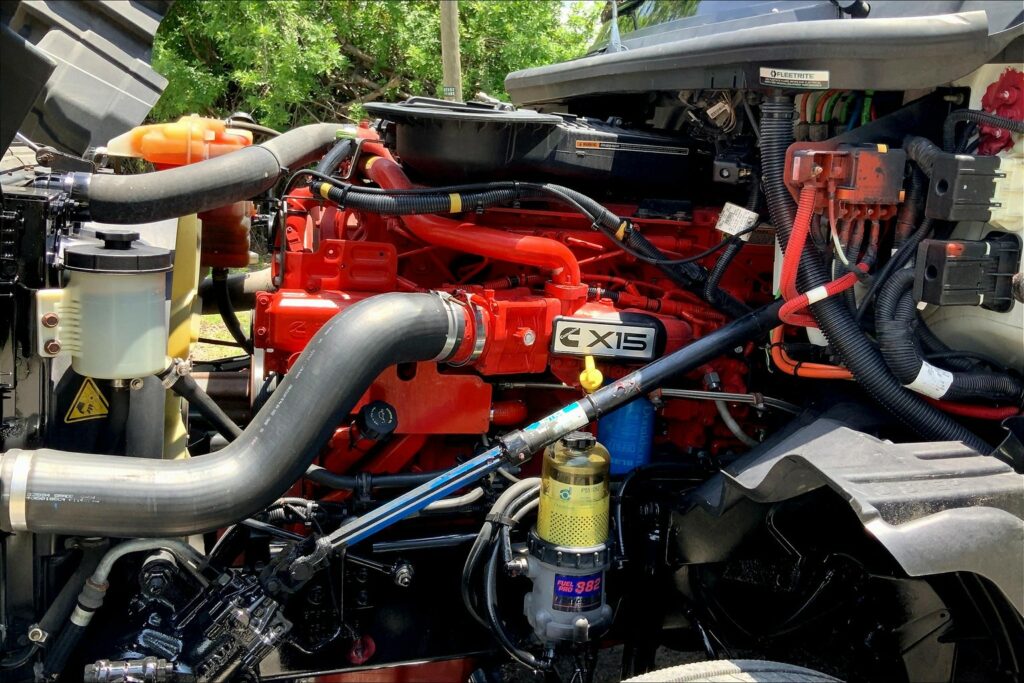 2022 CUM LT625 6×4 Sleeper