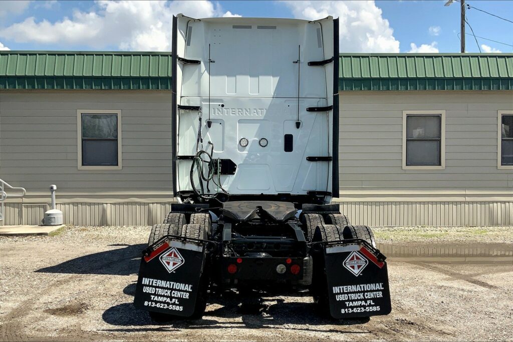 2022 CUM LT625 6×4 Sleeper