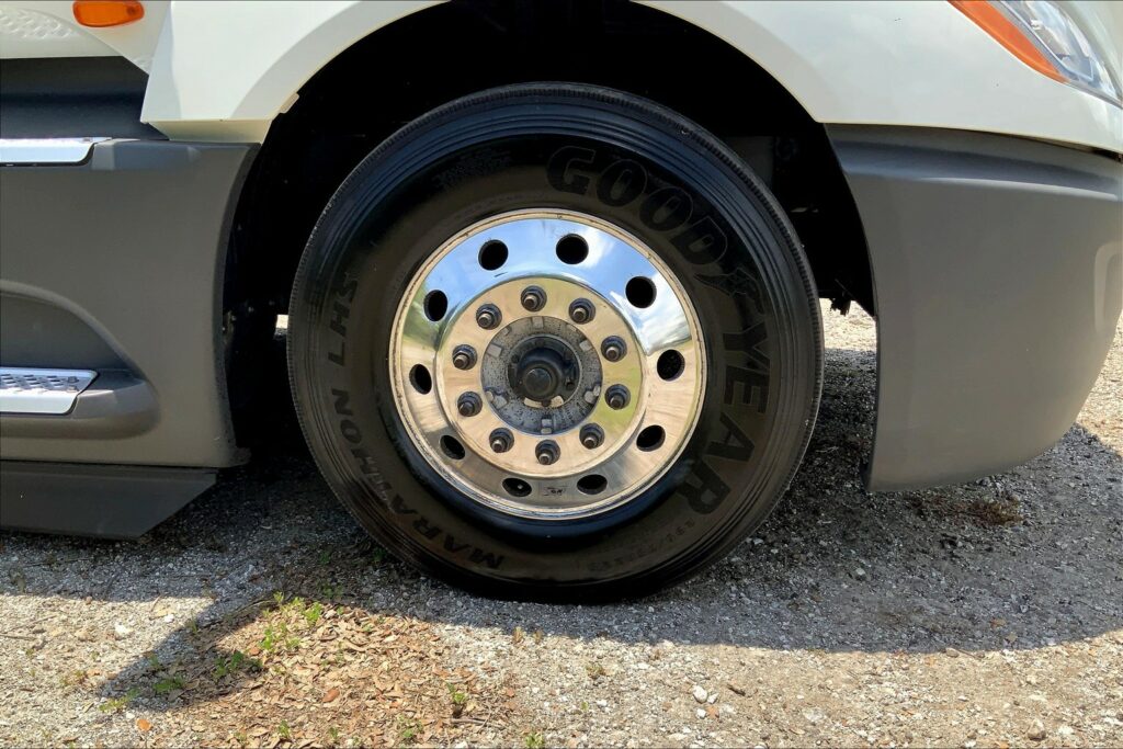 2022 CUM LT625 6×4 Sleeper