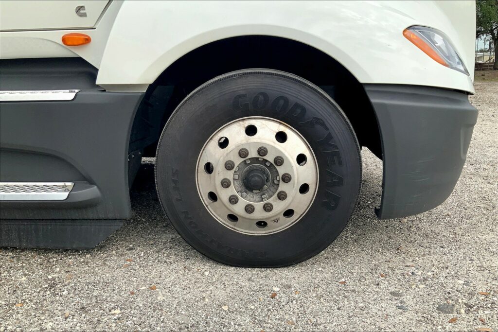 2022 CUM LT625 6×4 Sleeper