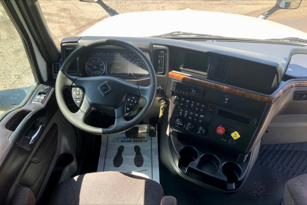 2022 CUM LT625 6×4 Sleeper