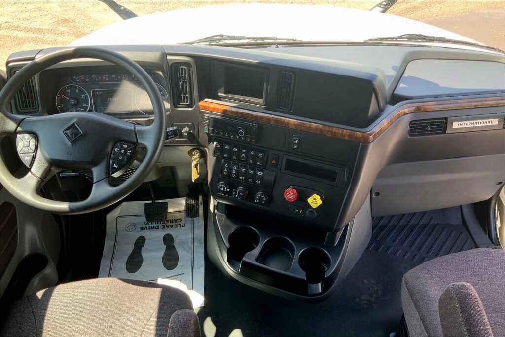 2022 CUM LT625 6×4 Sleeper