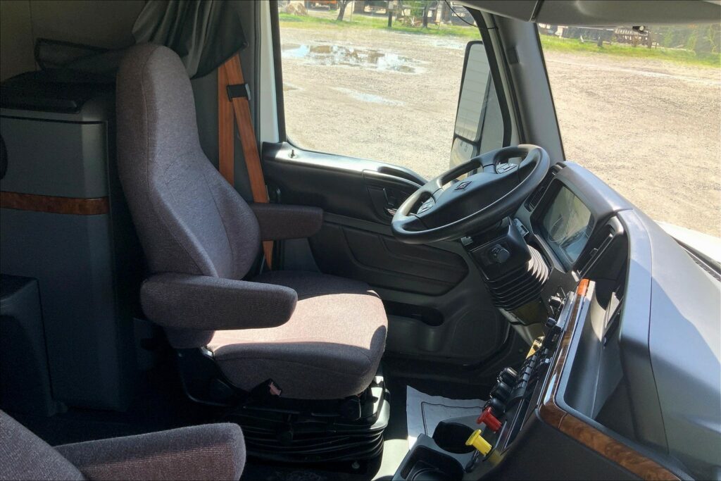 2022 CUM LT625 6×4 Sleeper