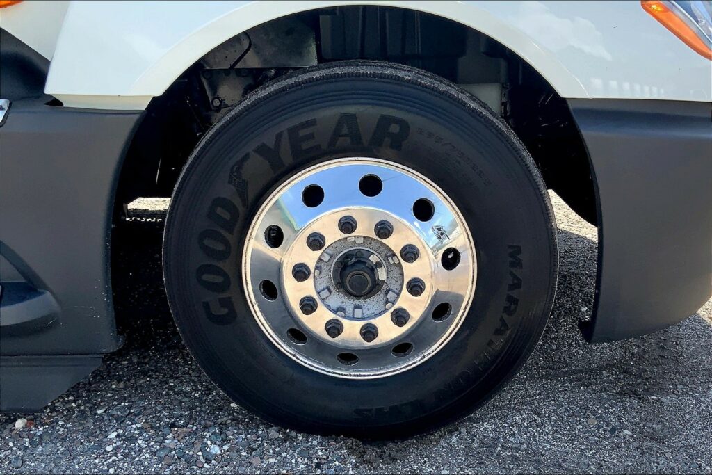 2022 CUM LT625 6×4 Sleeper