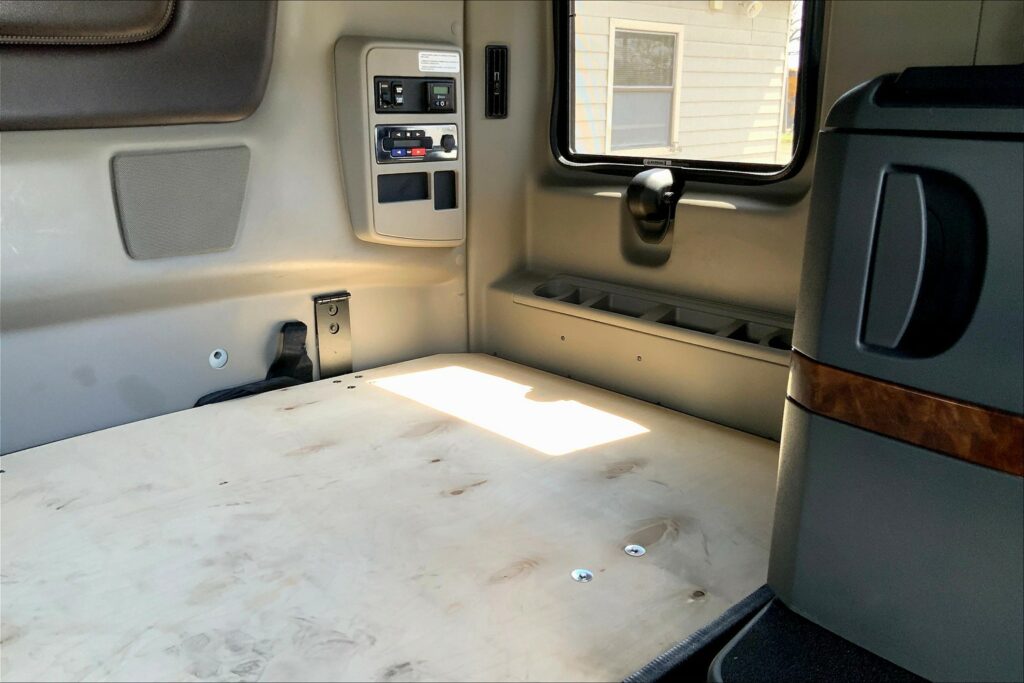 2022 CUM LT625 6×4 Sleeper