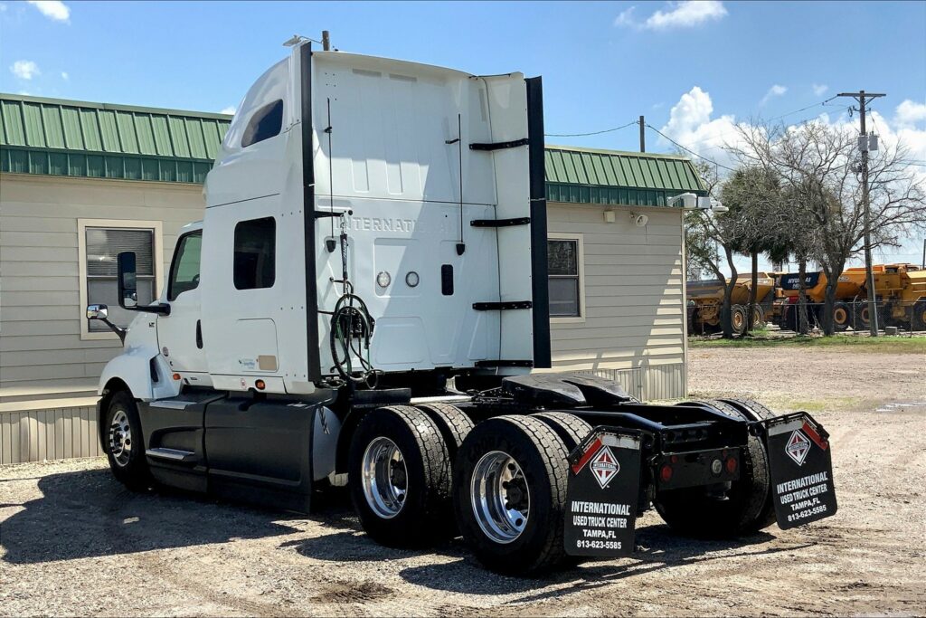 2022 CUM LT625 6×4 Sleeper