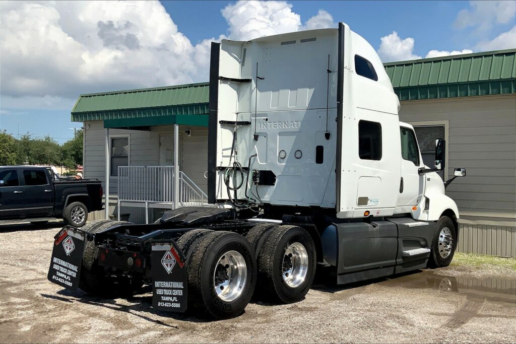 2022 CUM LT625 6×4 Sleeper