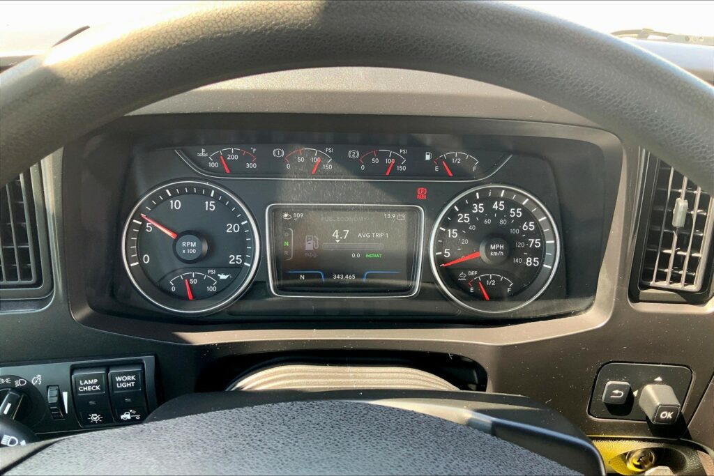 2022 CUM LT625 6×4 Sleeper