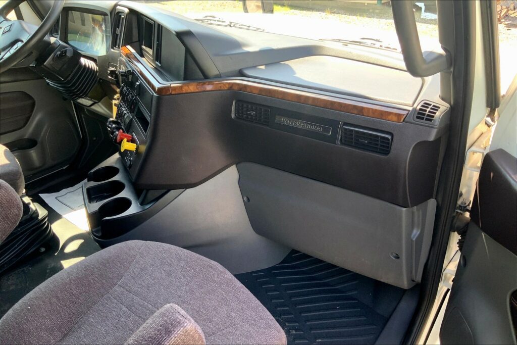 2022 CUM LT625 6×4 Sleeper