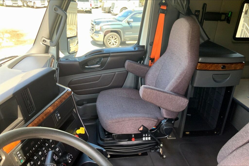 2022 CUM LT625 6×4 Sleeper