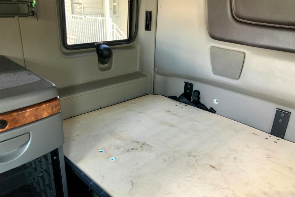 2022 CUM LT625 6×4 Sleeper