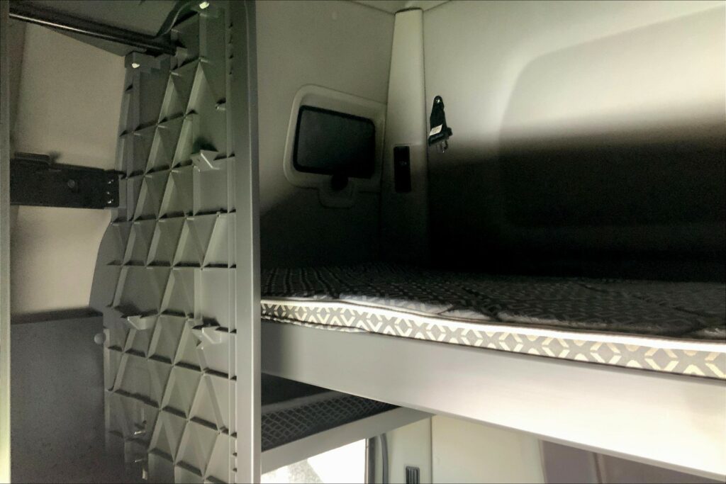 2022 CUM LT625 6×4 Sleeper