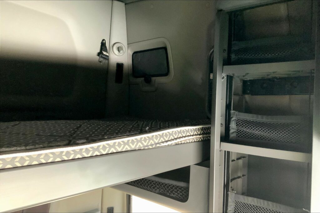 2022 CUM LT625 6×4 Sleeper