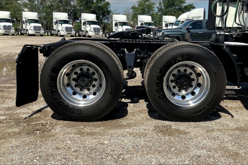 2022 CUM LT625 6×4 Sleeper