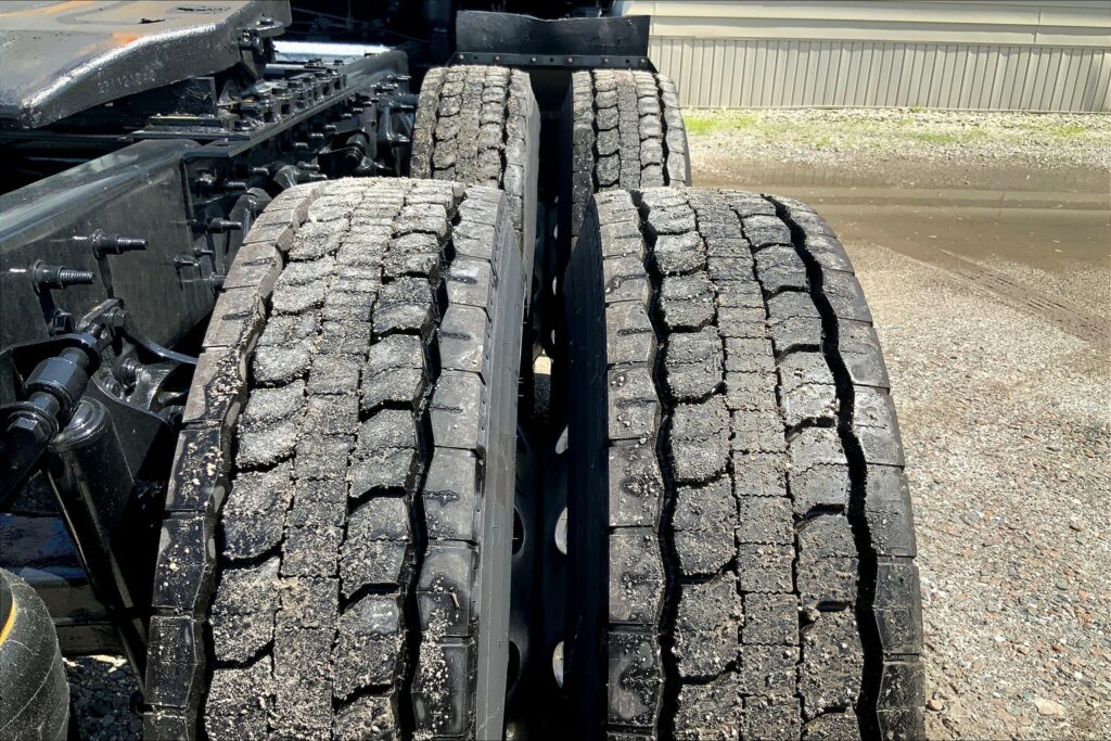 2022 CUM LT625 6×4 Sleeper