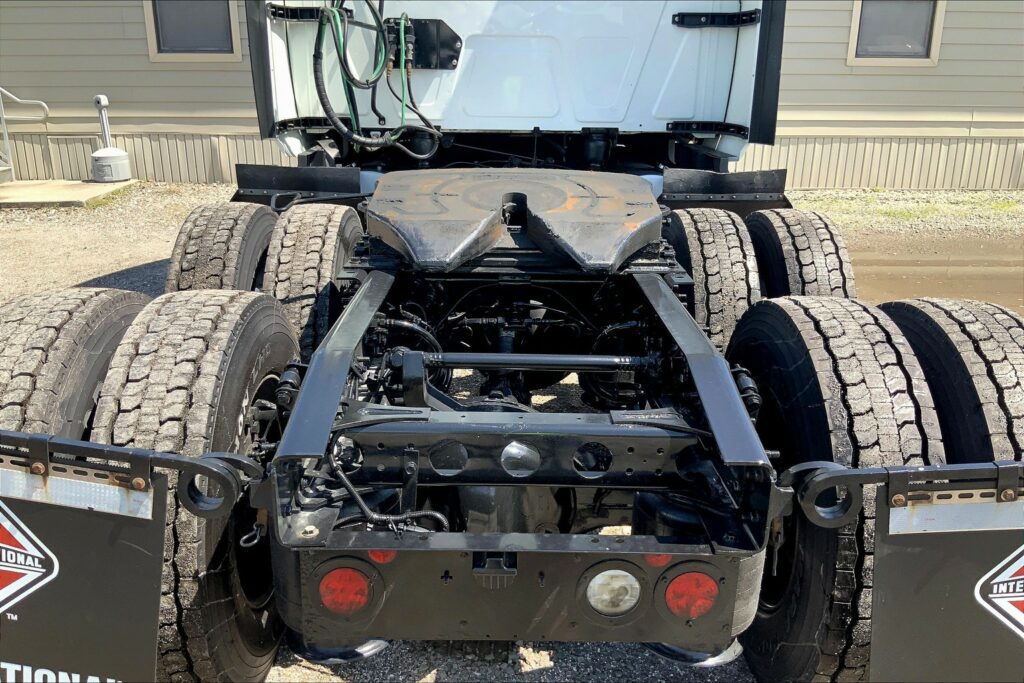 2022 CUM LT625 6×4 Sleeper